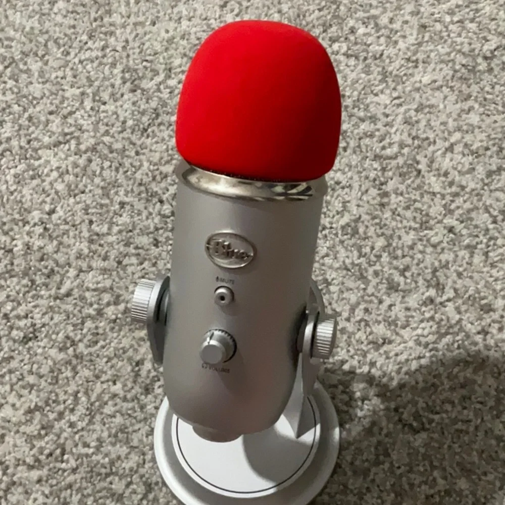 BLUE YETI SILVER MICROPHONE!! EUC CORD AND PHONE ADAPTER INCLUDED!